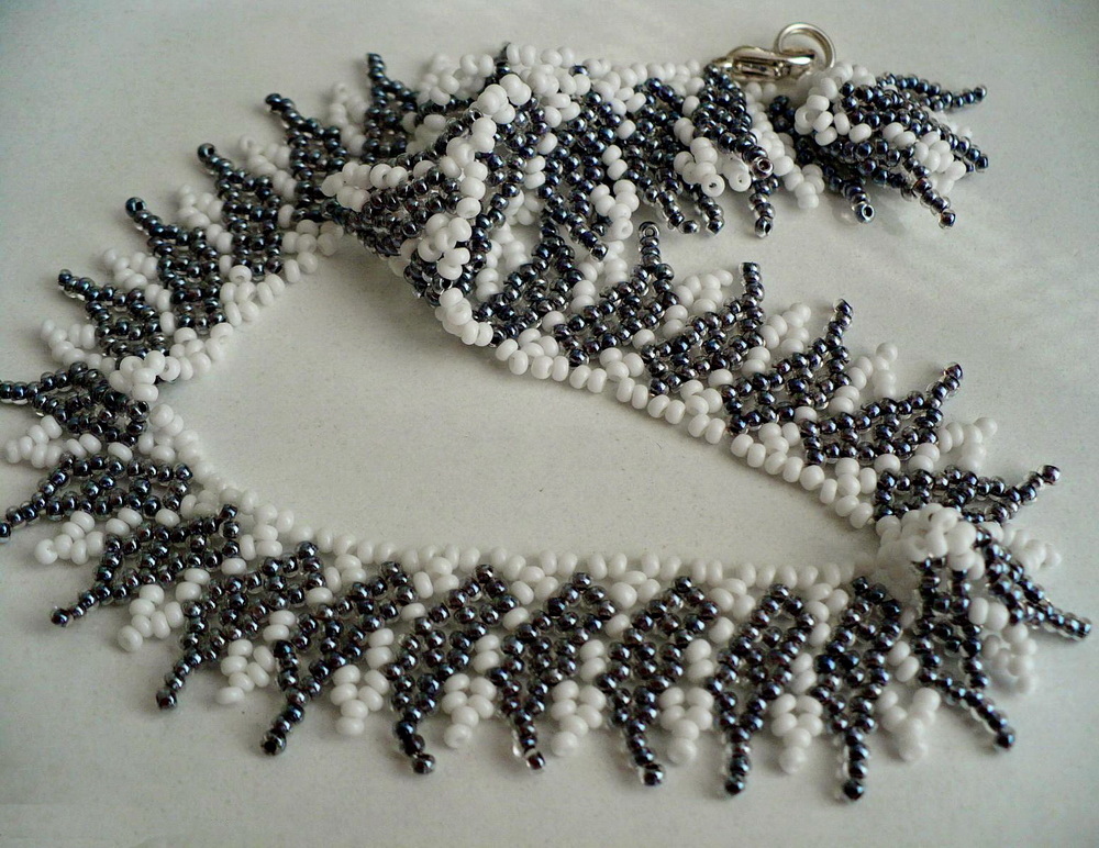 free-pattern-beaded-necklace-tutorial-black-white-1
