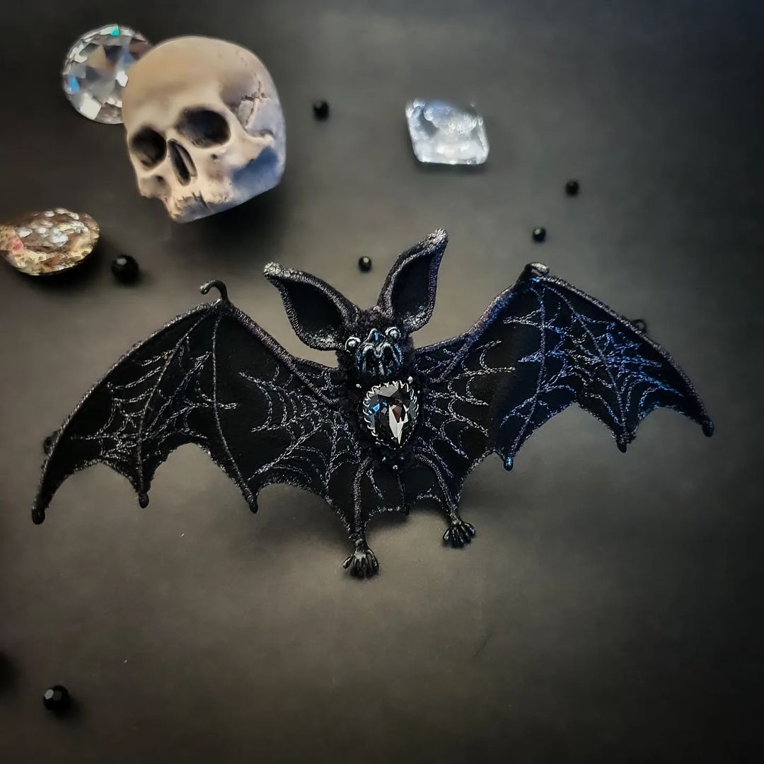 halloween beads, beading patterns, bead work, halloween beading inspiration, Beaded Halloween, beaded bat, bat tutorial, bead bat
